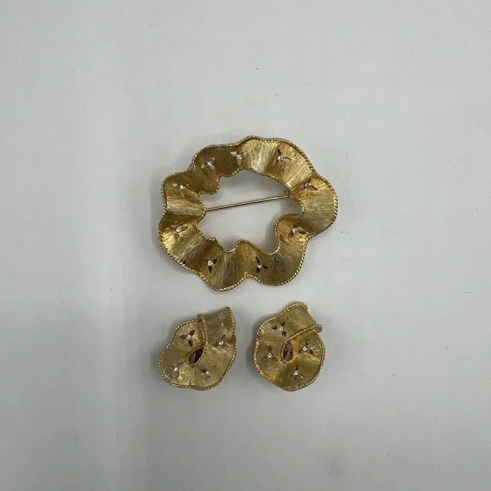 Gold Plated Ribbon Lapel Pin Brooch and Clip-On Earrings Set Vintage Jewelry